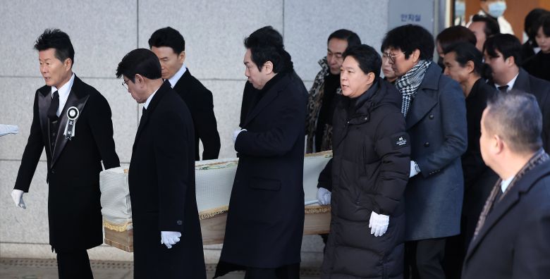 9일 오전 서울 종로구 서울대병원 장례식장에서 '국민 트로트 가수' 고(故) 송대관의 영결식후 태진아등 동료 가수들에 의해 운구되고 있다./뉴스1