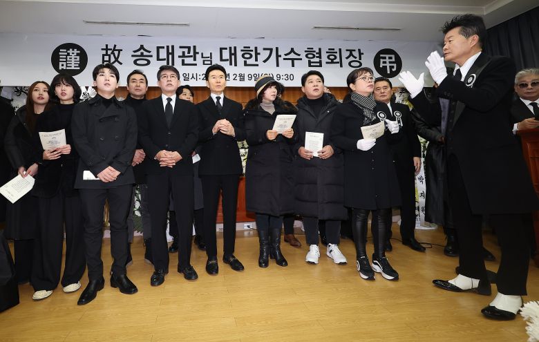 9일 서울 종로구 서울대병원 장례식장에서 열린 가수 송대관의 영결식에서 태진아, 강진, 설운도를 포함한 가수들이 고인의 대표곡 '해뜰날'을 제창하고 있다. /뉴스1