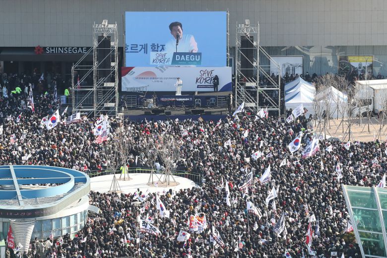 단상 오른 전한길 강사 - 지난 8일 오후 대구 동대구역 박정희 광장에서 열린 윤석열 대통령 탄핵 반대 집회 현장의 모습. 개신교계 단체인 ‘세이브코리아’가 개최했다. 경찰 추산 5만2000명(주최 측 추산 30만명)이 몰렸다. 한국사 강사 전한길씨가 단상에 올라 연설하고 있다. /뉴스1