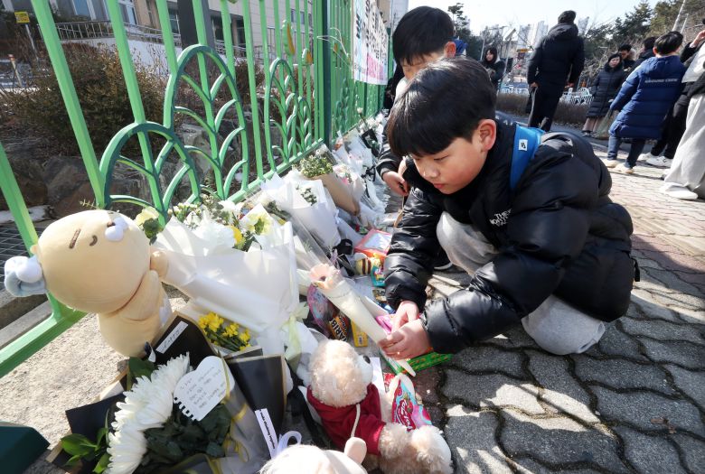 11일 오후 대전 서구 한 초등학교 정문 앞에 학생들이 국화꽃을 놓으며 추모하고 있다. 지난 10일 오후 5시 50분쯤 이 학교에서 초등학교 1학년생인 김하늘(8)양이 흉기에 찔려 심정지 상태로 발견됐으나 숨졌다. 경찰은 현장에서는 다친 채 발견된 교사 B(40대)씨가 김양을 찌른 뒤 자해한 것으로 보고 자세한 사건 경위를 조사하고 있다. /신현종 기자