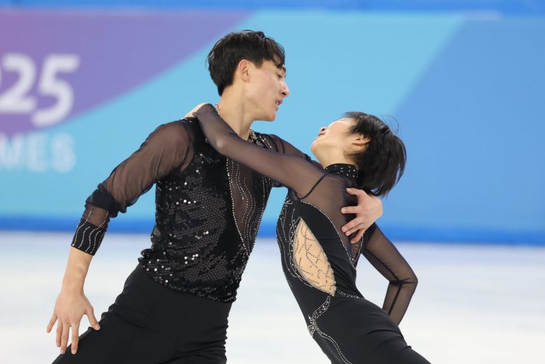 하얼빈 동계아시안게임에 출전하는 북한 피겨 페어 렴대옥, 한금철이 10일(현지시각) 중국 헤이룽장성 하얼빈 빙상훈련센터 다목적홀에서 훈련하고 있다. /뉴스1