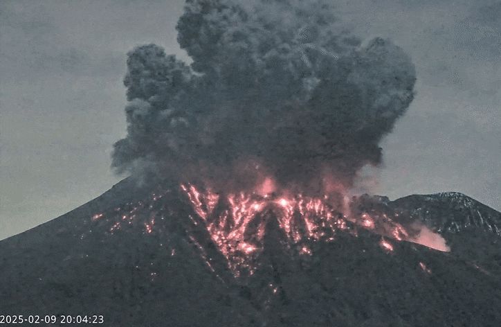 9일 사쿠라지마 화산 폭발 중 포착된 화산 번개. /유튜브 영상 캡처