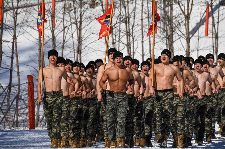 해병대 수색대대 장병들이 영하의 날씨와 강설을 극복하며, 강인한 체력과 해병대정신을 함양하기 위한 체력단련(PT, 구보)을 실시하고 있다./뉴스1