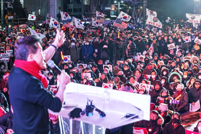 13일 오후 서울 청계광장에서 열린 '윤석열 대통령 국민변호인단 출범식'에서 윤 대통령 지지자들이 한국사 '일타강사' 전한길 씨의 연설에 귀 기울이고 있다. /뉴스1