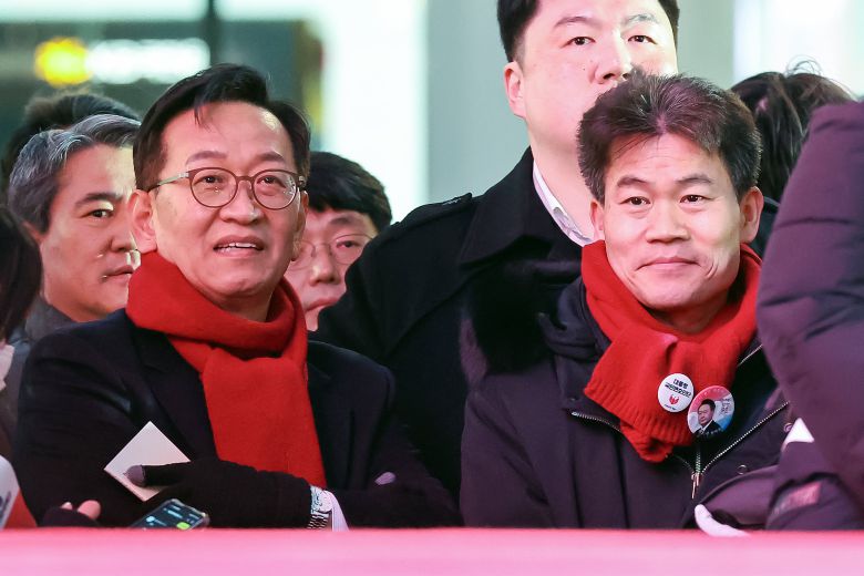 한국사 '일타강사' 전한길(오른쪽)씨와 '윤석열 대통령 국민변호인단' 단장을 맡은 석동현 변호사가 13일 오후 서울 청계광장에서 열린 '윤석열 대통령 국민변호인단 출범식'에 나란히 참석해 있다. /뉴스1