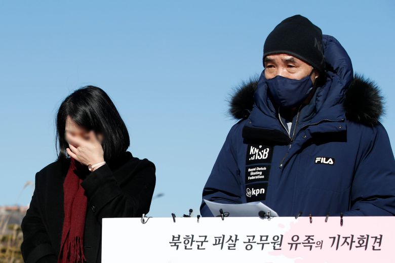 '서해 피격 공무원' 사건 피해자 고(故) 이대준씨의 유족 이래진씨가 지난 2022년 1월 18일 오전 서울 종로구 청와대 분수대 앞에서 기자회견을 열고 있다./뉴스1