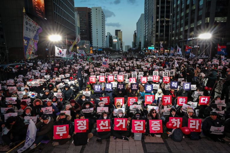 13일 오후 서울 청계광장에서 윤석열 대통령 지지모임 '국민변호인단' 출범식에서 피켓을 들고 구호를 외치고 있다. /박성원 기자