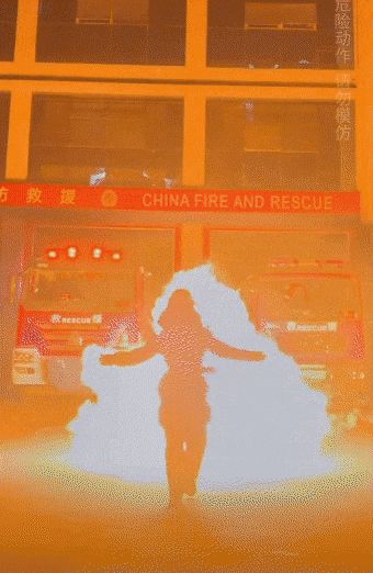 밀가루와 폭죽을 이용한 대폭발 연출 영상. /더우인