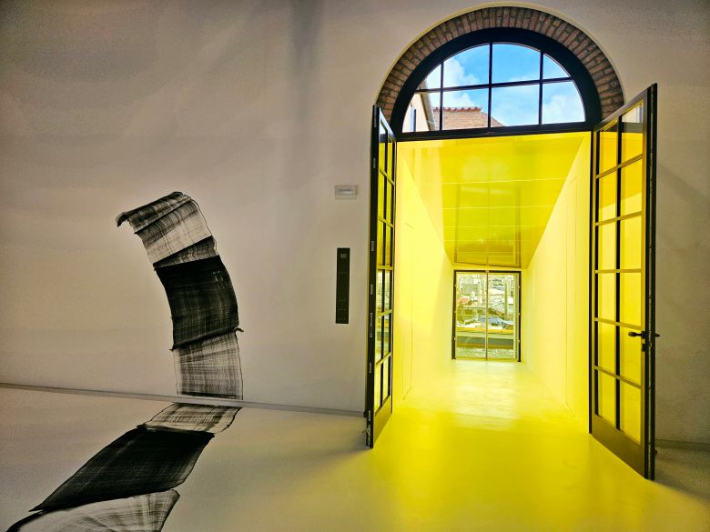 베네치아 운하로 이어지는 전시장 출구. 청도의 달빛을 연상케 하는 노란 통로 공간을 만들었다. /허윤희 기자