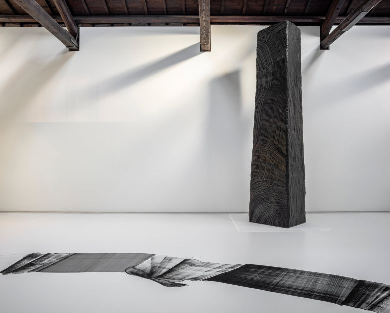 이배 작가의 개인전 '달집태우기' 전시장 전경. 대리석의 고장으로 유명한 이탈리아 카라라에서 검은 화강석을 채취해 동양의 문방사우를 상징하는 ‘먹’을 만들어 설치했다. /조현화랑