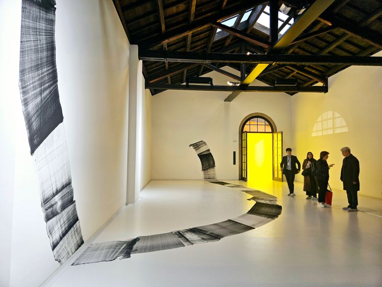 베네치아 빌모트 파운데이션에서 열린 이배 작가의 개인전 '달집태우기' 전시장 전경. /허윤희 기자