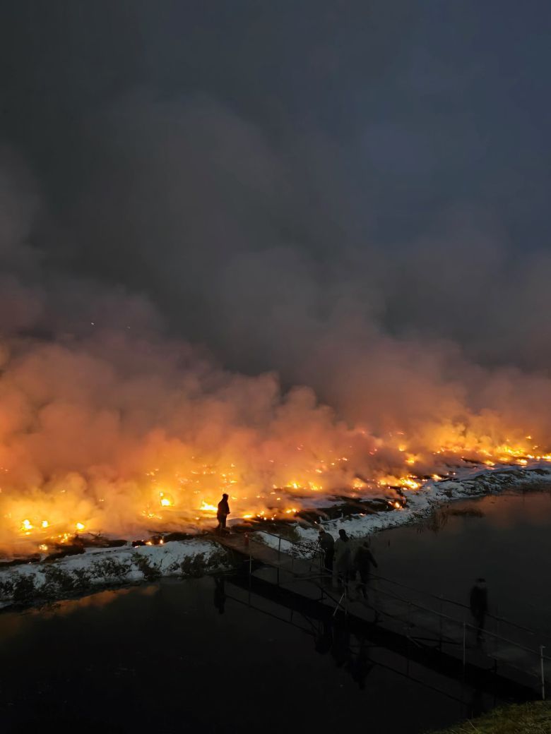 정월대보름인 12일 오후 경북 청도군 청도천에서 이배 작가의 '달집태우기'가 진행되는 모습. /조현화랑