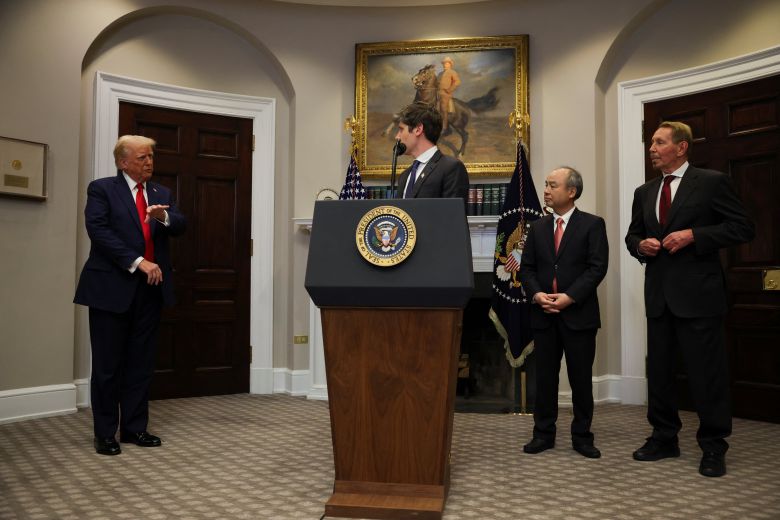 1월21일 트럼프 대통령이 스타게이트 계획과 관련해 모두 발언을 한 뒤, 샘 올트먼 오픈AI CEO가 프로젝트에 대해 설명하면서 트럼프 대통령과 말을 나누고 있다./로이터 연합뉴스