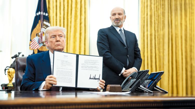 ‘상호 관세’ 각서 서명 - 지난 13일 워싱턴 DC 백악관 집무실에서 무역 상대국이 미국 상품에 적용하는 관세율만큼 미국도 ‘상호 관세’를 부과한다는 내용의 각서에 서명하고 이를 들고 있는 도널드 트럼프(왼쪽) 대통령과 하워드 러트닉 상무장관. /UPI 연합뉴스