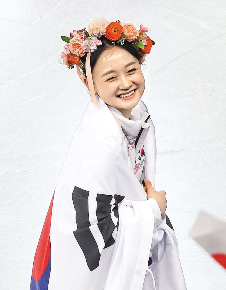 피겨 김채연이 13일 중국 하얼빈 헤이룽장 빙상훈련센터 다목적홀에서 열린 동계아시안게임 피겨 여자 싱글에서 금메달을 획득한 다음 팬들에게 인사하고 있다. /연합뉴스