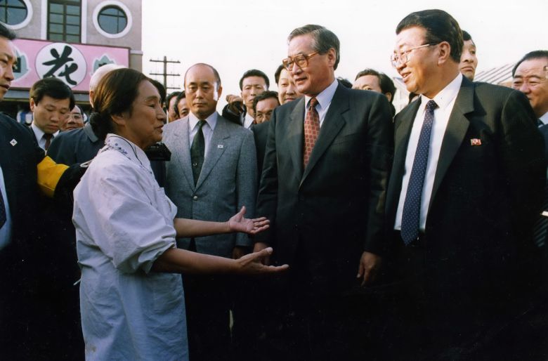 정원식총리(오른쪽 두번째)가 남북고위급회담 첫날회의를 마친 1991년 10월 23일 북의 연형묵총리(오른쪽) 안내로 조선영화촬영소를 방문, 인민배우 문예봉(왼쪽)씨와 얘기를 나누고 있다. /조선일보DB