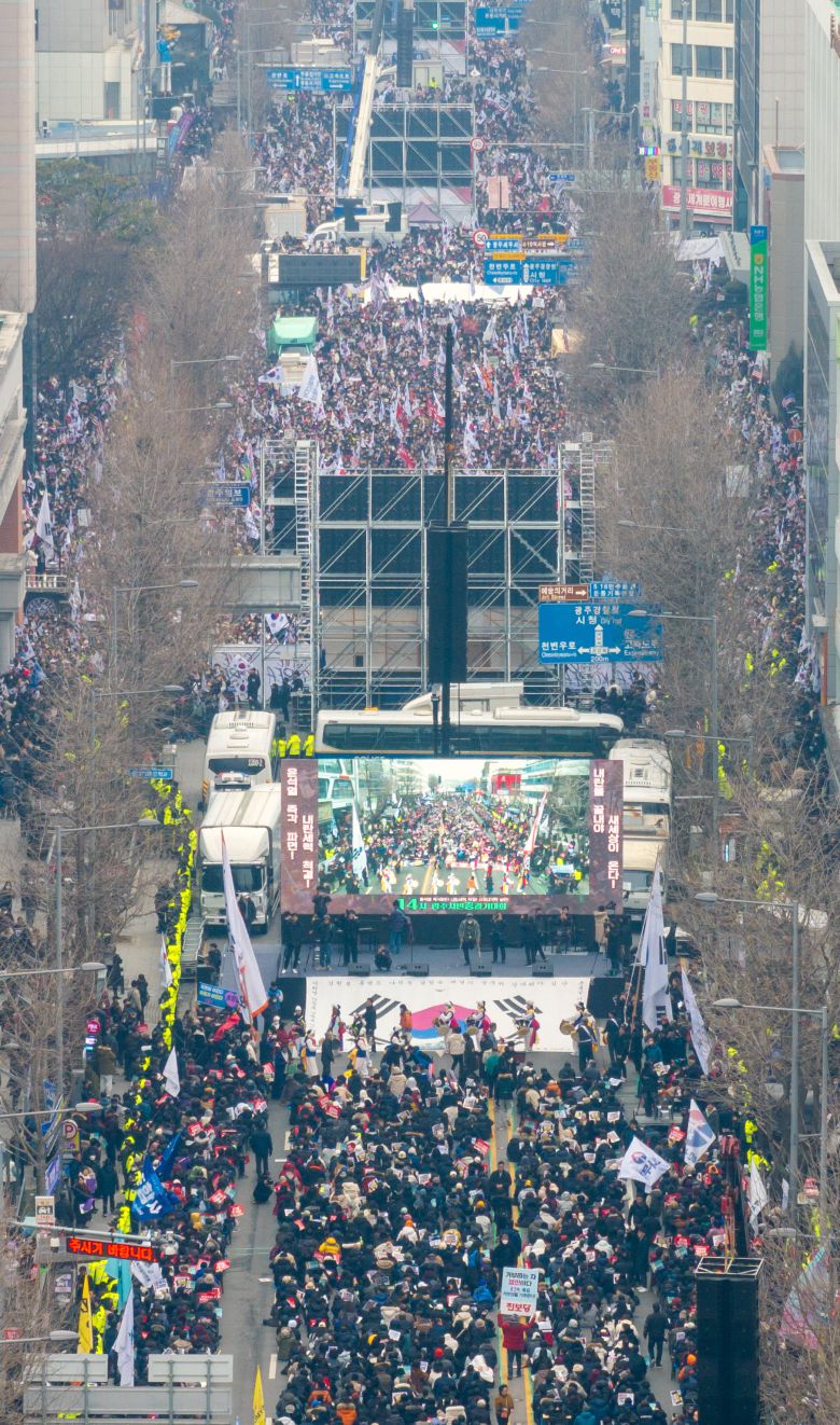 15일 광주 동구 금남로에서 탄핵찬성(사진 아래쪽)과 반대(사진 윗쪽) 집회가 동시에 열렸다./2025.2.15. 김영근 기자