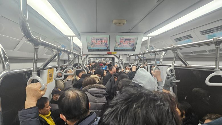 15일 오후 광주1호선 전철 안에 승객들이 모여 있다. /김정엽 기자
