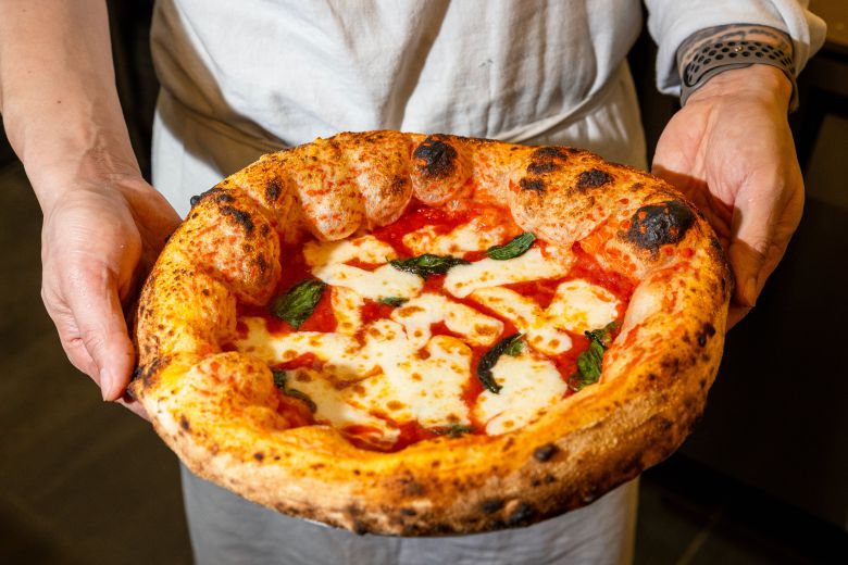 서울 마포구 ‘카밀드’의 마르게리타 피자. 발효를 전통적인 방식보다 오래 하여 가장자리가 더 많이 부풀어 올랐다. /이건송 영상미디어 기자