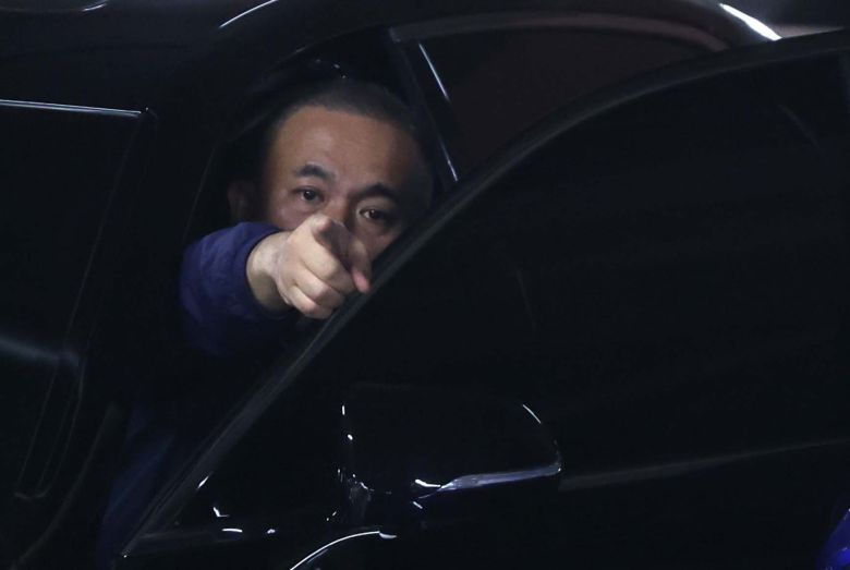 지난해 11월 7일 명태균씨가 경남 창원시 자택 주차장에서 취재진에게 불만을 드러내며 손짓하고 있다. /연합뉴스