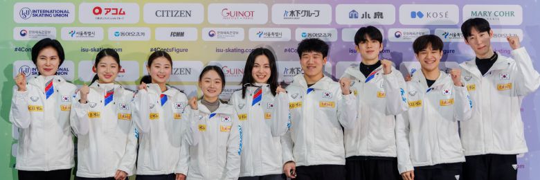 18일 서울 목동 아이스링크에서 2025 ISU 사대륙 피겨스케이팅 선수권 한국 선수단 미디어데이에 참석한 한국 대표팀.  왼쪽부터 안나영 대한빙상경기연맹 경기이사, 이해인, 윤아선, 김채연, 임해나, 권예, 차준환, 김현겸, 이시형./연합뉴스