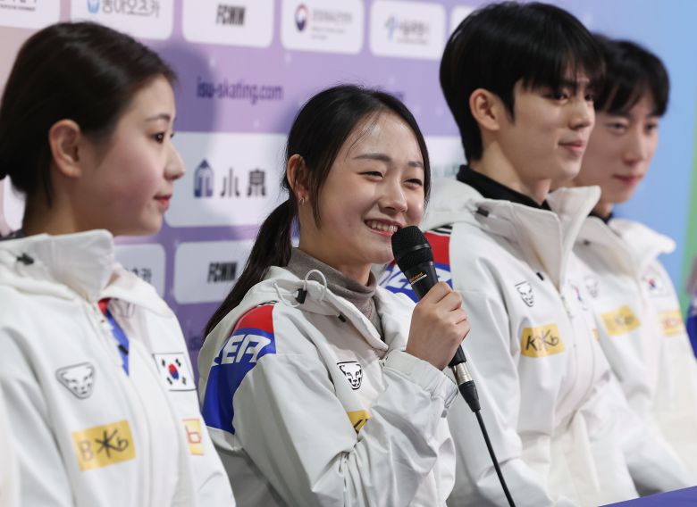김채연(왼쪽에서 둘째)이 18일 서울 목동 아이스링크에서 열린 2025 ISU 사대륙 피겨스케이팅 선수권 한국 선수단 미디어데이에서 출전 소감을 말하고 있다./연합뉴스