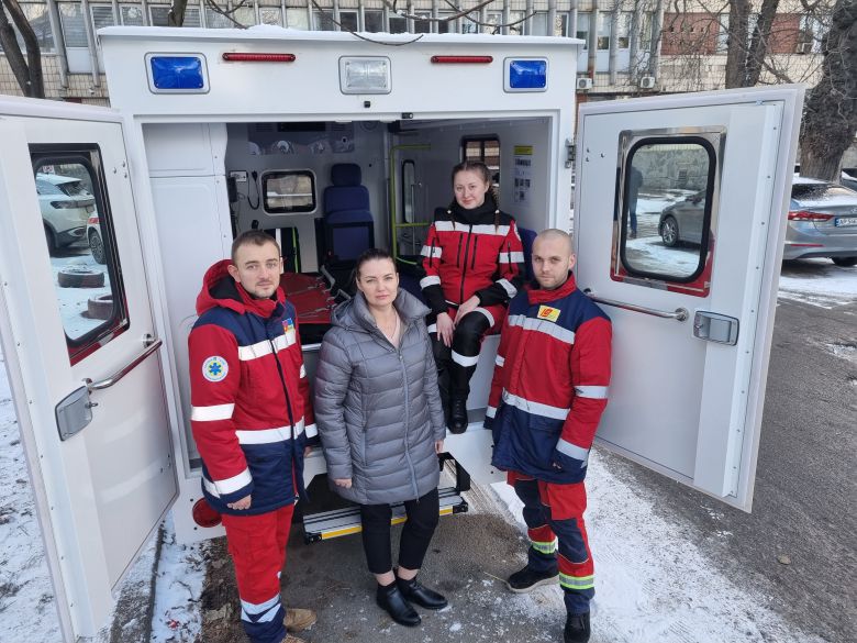 한국산 봉고 구급차 앞에선 키이우 구급요원들. 왼쪽부터 응급의 아르투르, 옥사나 샤르코 키이우 시립 병원 응급센터장, 응급구조사 이나, 응급구조사 막심. /키이우(우크라이나)=정철환 특파원