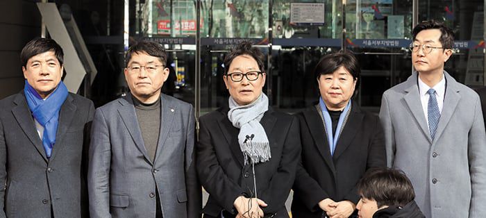 野는 서부지법 찾아가 - 더불어민주당 의원들은 17일 서울 마포구 서울서부지법을 방문해 “서부지법 난입 사태는 국민의힘이 선동해 벌어진 소요 사태”라고 했다. /남강호 기자