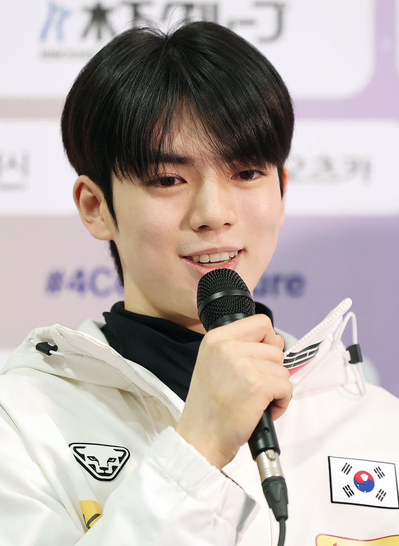 차준환이 18일 서울 목동 아이스링크에서 열린 2025 ISU 사대륙 피겨스케이팅 선수권 한국 선수단 미디어데이에 참석해 취재진 질문에 답하고 있다./뉴스1