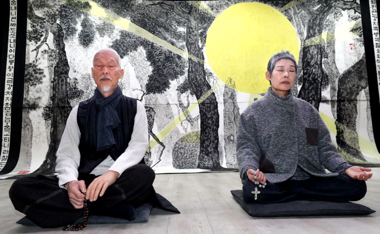 경북 경주시 삼릉 작업실에서 박대성 -정미연 화백 부부가 명상 하는 모습. 두 사람은 항상 묵주를 손에서 놓지 않는다. /신현종 기자