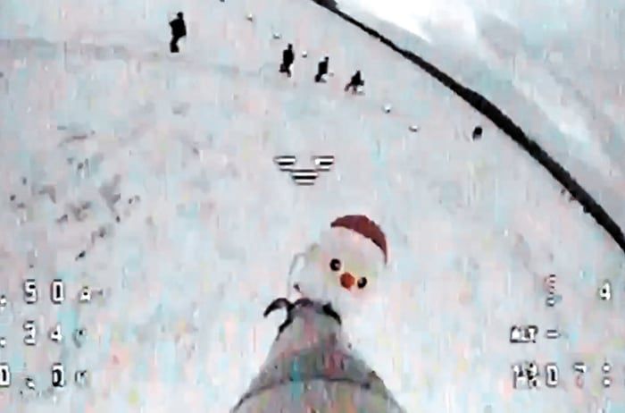 작년 12월 북한군 추정 병사를 공격하는 장면을 촬영한 우크라이나 드론 카메라 영상. 앞부분에 산타클로스 모양 인형이 달려 있다. /우크라이나특수작전군