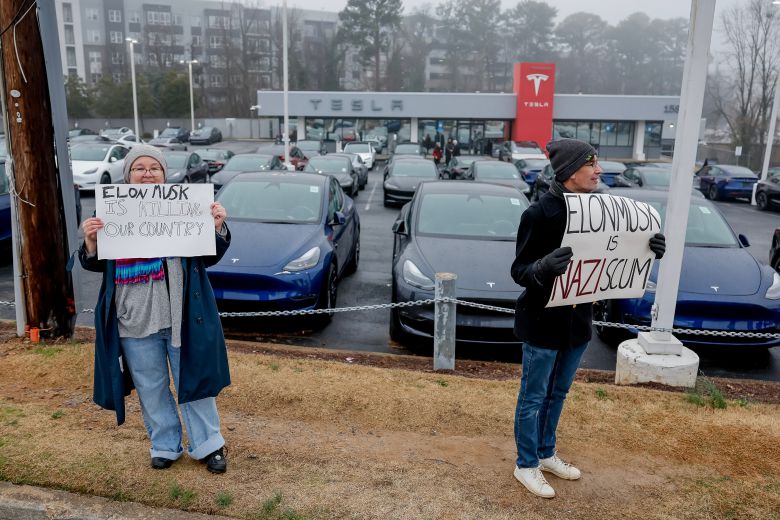 15일 미국 조지아주 디케이터의 한 테슬라 대리점 앞에서 트럼프 정부에서 정부효율부 수장을 맡아 일을 하고 있는 일론 머스크를 비판하는 시위를 벌이고 있다./EPA 연합뉴스