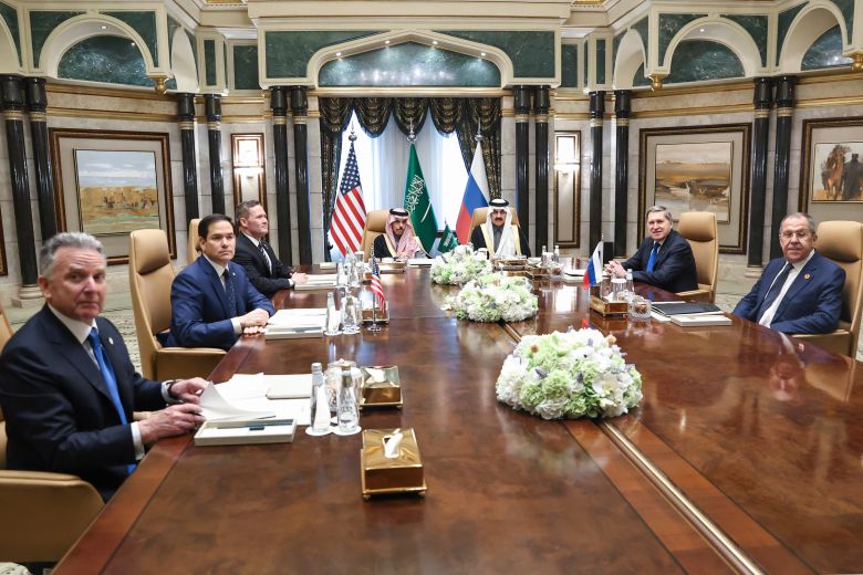 18일 사우디 수도 리야드에서 미국과 러시아 관계자들이 러시아-우크라이나 전쟁 종식 협상을 위해 처음으로 마주 보고 앉았다. 왼쪽부터 스티브 위트코프 미 중동 특사, 마코 루비오 미 국무 장관, 마이클 왈츠 백악관 안보보좌관. 오른쪽부터 세르게이 라브로프 러시아 외무장관, 유리 우샤코프 러시아 대통령 보좌관. 가운데 왼쪽은 중재를 맡은 사우디 외무 장관 파이살 빈 파르한 알 사우드 왕자다. /로이터 연합뉴스