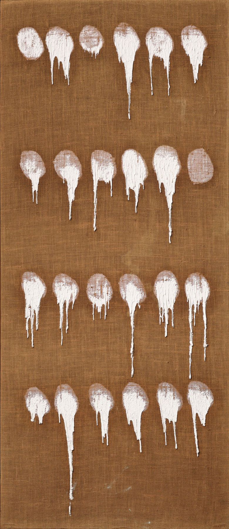 하종현, '접합 74-98'(1974). 225×97cm. 마대 자루를 캔버스 삼아 뒷면에 물감을 짠 뒤 앞면으로 밀어내 작업했다. 국립현대미술관 소장. /아트선재센터