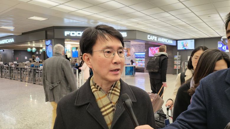 박종원 산업부 통상담당 차관보가 지난 17일 워싱턴 DC 덜레스 국제공항 입국장에서 기자들과 만나 발언을 하고 있다. /뉴스1