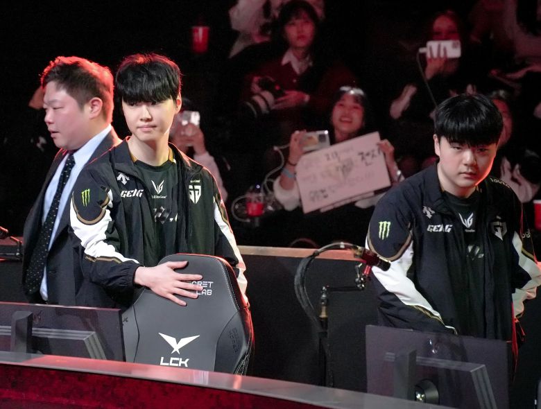 젠지 e스포츠의 미드 라이너 '쵸비' 정지훈(왼쪽)과 '캐니언' 김건부가 23일 서울 종로구 LoL 파크에서 열린 2025 LCK컵 결승전 개막 행사에서 자리에 앉고 있다. /연합뉴스