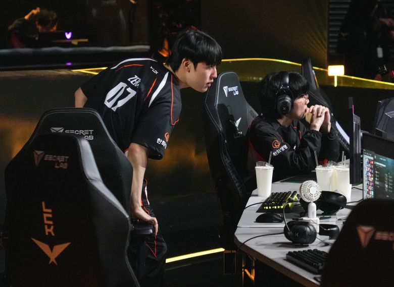 23일 서울 종로구 LoL 파크에서 열린 2025 LCK 컵 결승전에서 한화생명e스포츠의 미드 라이너 '제카' 김건우가 5세트 경기 시작 전 자리에 앉고 있다. /연합뉴스