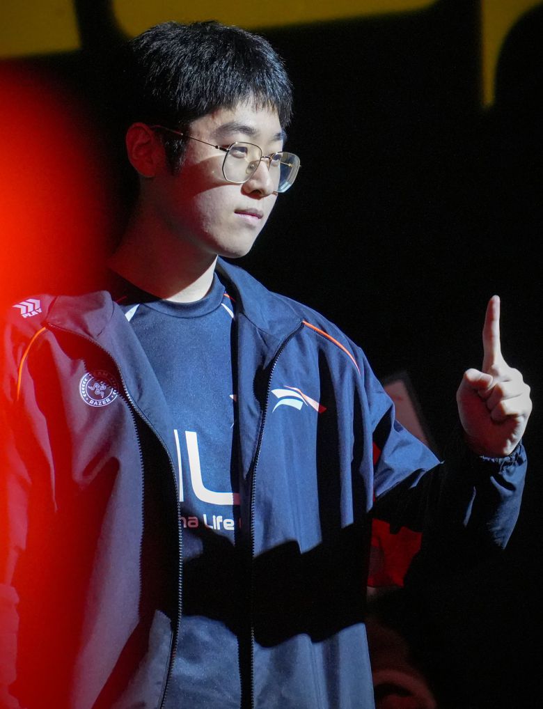 한화생명e스포츠의 탑 라이너 '제우스' 최우제가 23일 서울 종로구 LoL 파크에서 열린 2025 LCK 컵 결승전 개막 행사에서 관중석에서 일어나 포즈를 취하고 있다. /연합뉴스