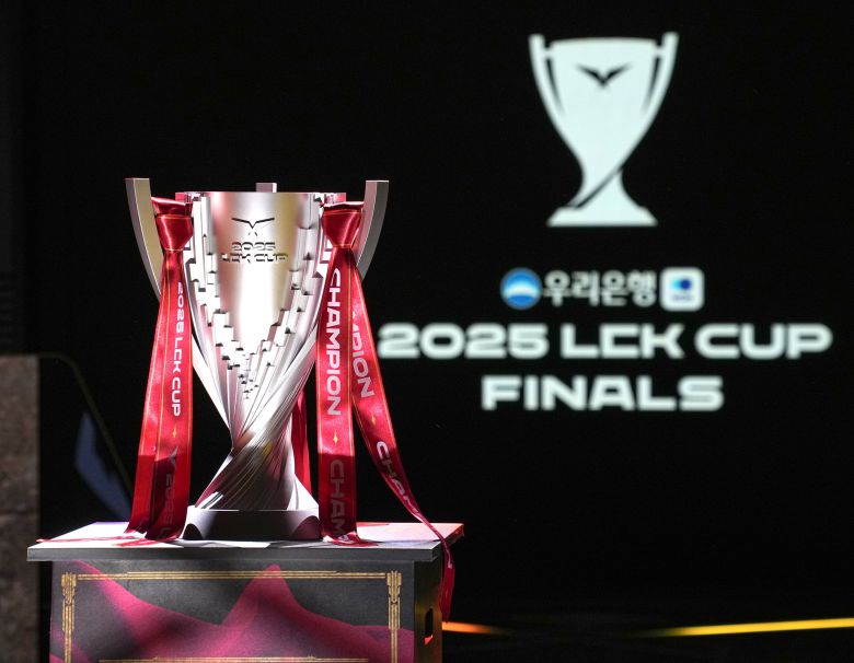 23일 서울 종로구 LoL 파크에서 열린 2025 LCK컵 결승전 무대에 우승 트로피가 놓여있다. /연합뉴스