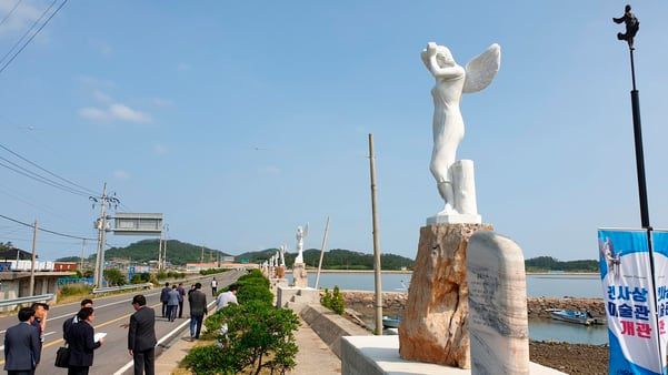 전남 신안군 하의도 웅곡선착장 해변에 설치된 천사상./조홍복 기자