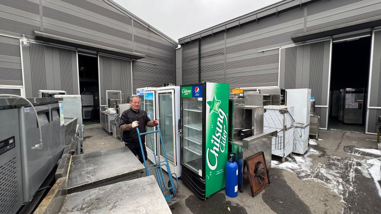 안태복씨가 운영하는 창고 밖 모습. 폐가구가 창고 터 대부분을 차지하고 있다. /김도균 기자