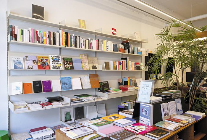 서점 왼쪽 '예술 서가'