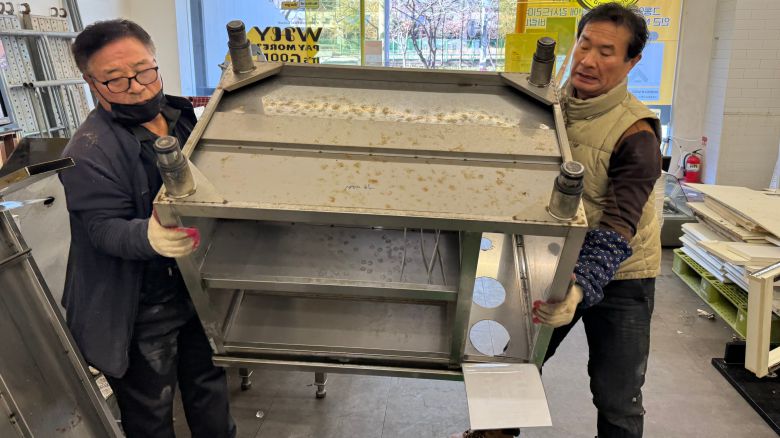 지난 6일 오전 폐업 정리 업체 직원 김성만(왼쪽)씨와 이모(오른쪽)씨가 폐가구를 옮기는 모습. /김도균 기자