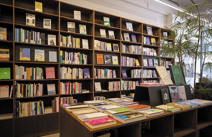 서점 오른쪽 '일상 서가'