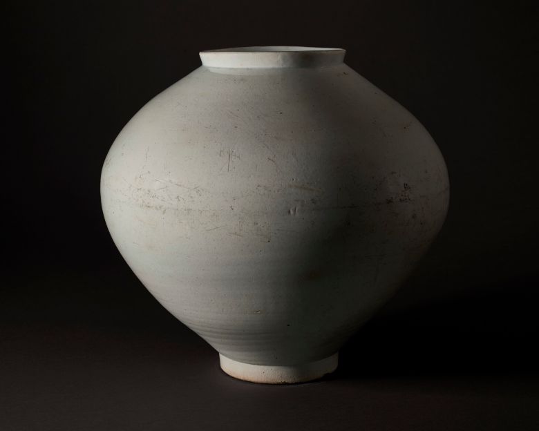 크리스티 뉴욕 경매에 나온 18세기 조선시대 달항아리. 높이 45cm. 추정가 약 26억~36억원. /크리스티