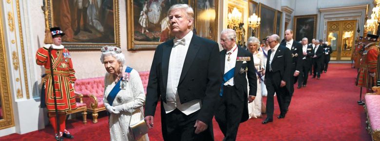 2019년 6월 영국 엘리자베스 2세 여왕과 도널드 트럼프 미국 대통령을 포함한 영국 왕실과 미 정부 인사들이 영국 런던 버킹엄궁에 있는 연회장으로 들어가고 있다. /AP 연합뉴스