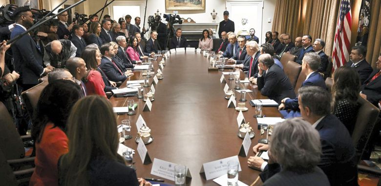 도널드 트럼프 미국 대통령이 2025년 2월 26일 워싱턴 DC 백악관에서 2기 임기 들어 처음 소집해 개최한 내각회의 모습. 전쟁 상황실(war room)을 연상시킬 정도의 규율과 긴장감이 가득하다. 오른쪽 중앙의 트럼프를 중심으로 각료들이 둘러앉은 가운데, 최고 실세인 일론 머스크 정부효율부 수장(테슬라 CEO)이 모자 쓴 캐주얼 차림으로 벽난로 오른쪽에 서 있다. 트럼프는 J D 밴스 부통령에 앞서 머스크에게 발언권을 줄 정도로 그를 챙겼다./AP 연합뉴스