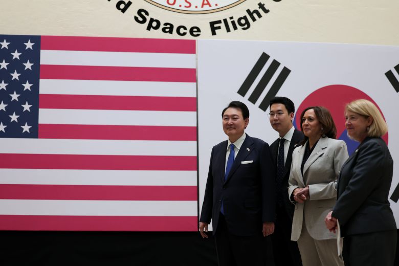 윤석열 대통령이 2023년 4월 25일(현지시간) 워싱턴DC 인근 미국 항공우주국(NASA) 고다드 우주비행센터를 방문해 카멀라 해리스 미국 부통령과 나란히 이동하고 있다. 이는 한미 우주협력 동맹 구축을 위한 노력의 일환이라고 대통령실은 설명했다./뉴스1