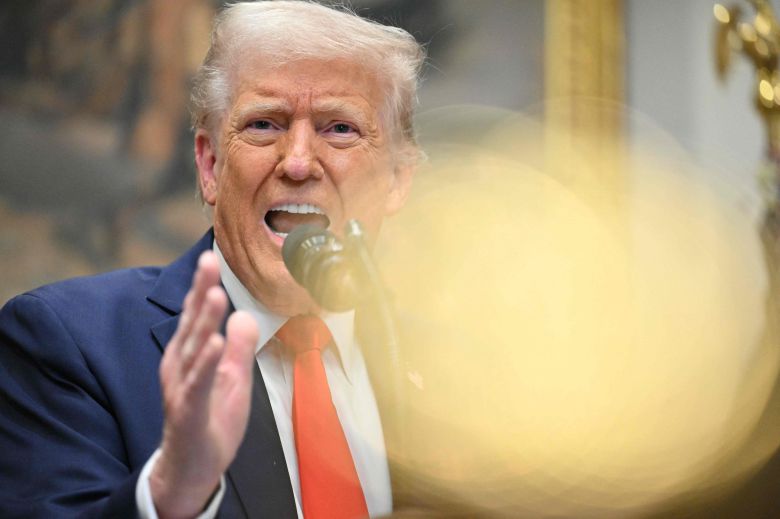 도널드 트럼프 미국 대통령이 3일(현지 시각) 워싱턴 DC 백악관 루즈벨트 룸에서 기자회견을 하고 있다. /AFP 연합뉴스