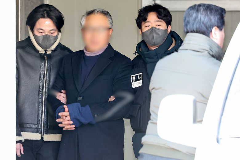 사랑제일교회 특임전도사 윤모씨가 지난달 5일 서울 마포구 서부지방법원에서 열리는 영장실질심사에 출석하기 위해 마포경찰서를 출발하고 있다. /뉴스1